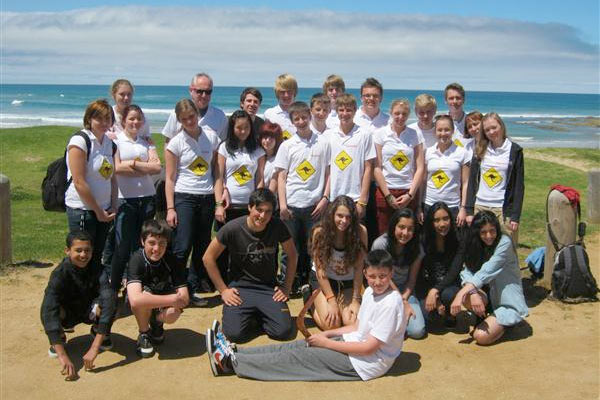 Foto: Die deutsch-australische Schülergruppe vor ihrem Surfkurs down under