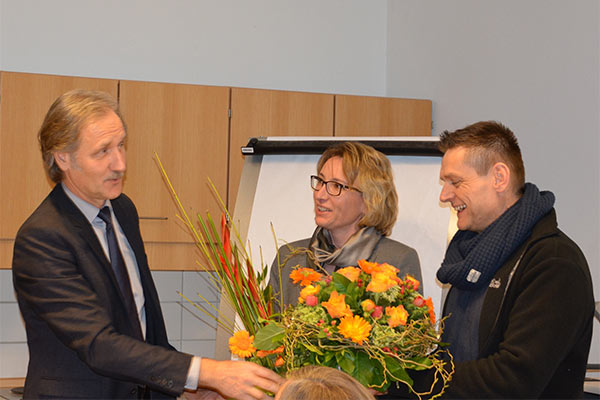 Foto: Schulleiter Ulrich Walter dankt Alexandra Nolde und André Pfaff für ihre Arbeit.