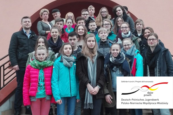 Foto: Schüler des SGS mit ihren Partnerschülern aus Wojakowa bei ihrem Besuch in Polen im April. Jetzt steht der Gegenbesuch an, auf den sich auch Lehrerin Dagmar Bruns (rechts) freut.