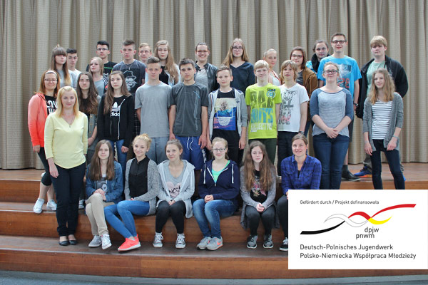 Foto: Die polnischen Besucher mit ihren deutschen Gastgebern im Forum unserer Schule.