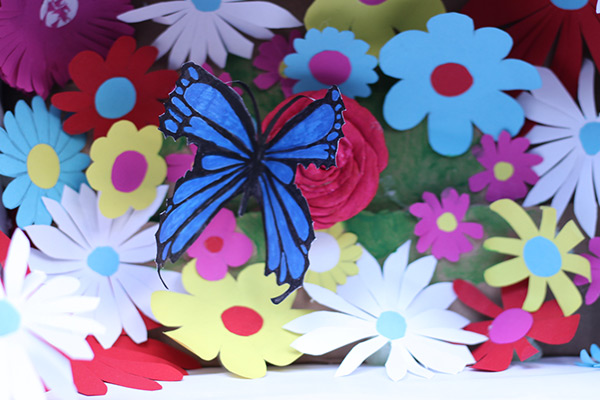 Foto: Evelin Barts plastische Gestaltung der Verwandlung einer Raupe zum Schmetterling.