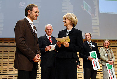 Foto: Schulleiter Ulrich Walter nahm das „Gütesiegel Individuelle Förderung“ von Ministerpräsident Jürgen Rüttgers und Schulministerin Barbara Sommer (v.l.n.r.) am Samstag in Essen entgegen