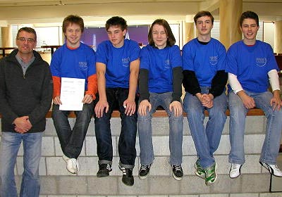 Foto: Peter Thrams mit dem erfolgreichen Schachteam: Karsten Heimann, Alexander Rösel, Dominik Lücke, Florian Merten und David Kubitza