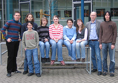 Foto: Die SBZ-Redaktion freut sich über die Teilnahme am Bundeswettbewerb: Alexander Krusch (Chefredakteur), Hendrik Quast, Julian Seliger, Matthias Priebe, Miriam Matzner, Nadja Rishmawi, Verena Huber, Ulf S. Weiß (AG-Leiter) und Felix Kurpicz (v.l.n.r.).