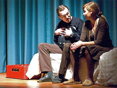 Foto: Eine von vielen unterhaltsamen Szenen beim Kleinkunstabend 2007: Kathrin Exner und Patrick Ressemann spielen Loriot