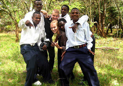 Foto: Die ehemalige Schülersprecherin Judith Wüllhorst mit Schülern der Abschlussklasse in Sumbawanga, Tansania.