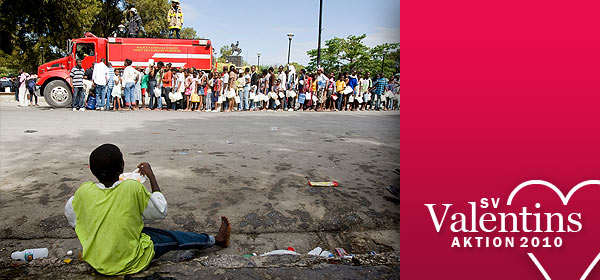 Foto: Der Erlös der Valentinsaktion wird in diesem Jahr nach Haiti gespendet. Das Foto vom 14. Januar zeigt Haitianer in Port-au-Prince, die für Trinkwasser anstehen.