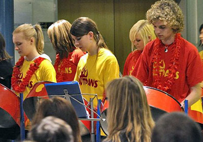 Foto: Die Steel Drum Band „Hot Pans“ – hier beim Partnerschaftskonzert Anfang 2009.