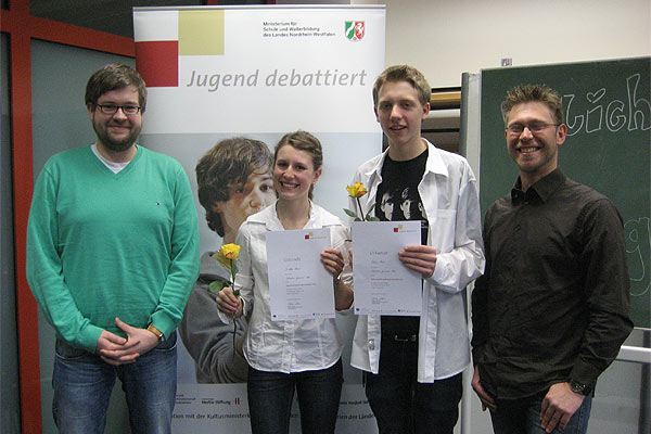 Foto: Jugend debattiert Koordinator Daniel Kühlenborg, Sinikka Stüwe, Tobias Kaim, Juror Daniel Bauer (von links)