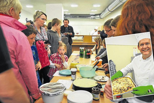 Foto: André Pfaff kochte für die Schüler seine Spezialität:Flammkuchen. Gedränge gab es auch an dem Tisch, an dem Schüler Crêpes für Eltern und Gäste vorbereiteten.