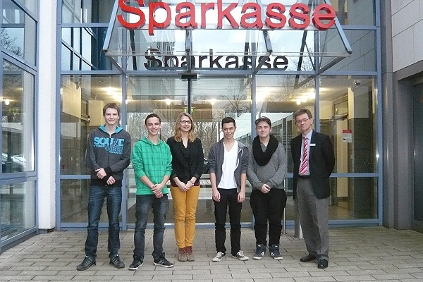 Foto: Lea-Marie Vogt (dritte von links) erreichte mit ihrer Gruppe „BörseAMSGS“ einen erfolgreichen zweiten Platz beim diesjährigen Planspiel Börse.