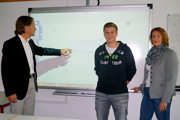 Foto: Whiteboards kommen bei den Schülern und Lehrern des Gymnasiums gut an: Rektor Ulrich Walter, Schüler Florian Schulte und Gaby Kimmlinghoff