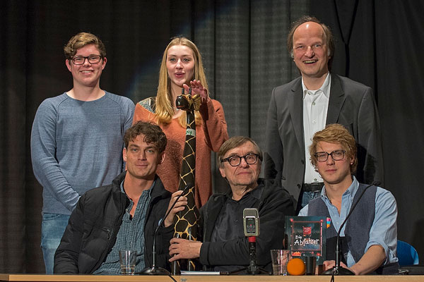 Foto: Till Beckmann, Adolf Winkelmann und Nils Beckmann (vorne, v.l.nr.) waren zu Gast am SGS. Begrüßt wurden sie von Justus Siegroth, Antonia Preuß und Dr. Joachim Wittkowski (hinten, v.l.nr.).