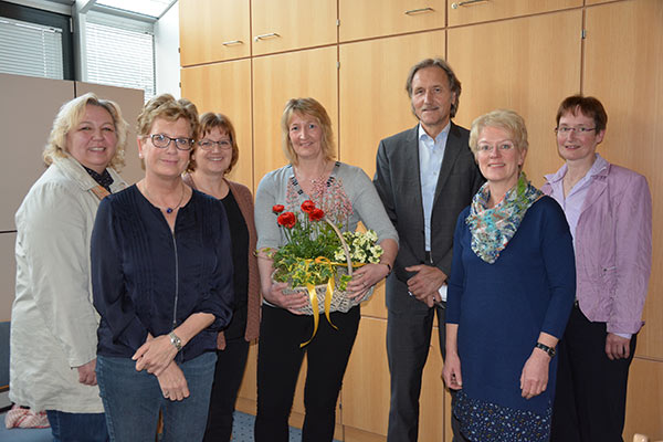 Foto: Mit Dank verabschiedet sich der Vorstand des Fördervereins von der langjährigen Kassenführerin. Von links nach rechts: Heike Uhlenbrock-Droste, Christiane Damberg, Ellen Walter, Gaby Kimmlinghoff, Schulleiter Ulrich Walter, Schulpflegschaftsvorsitzende Elke Wüllhorst, Christiane Drüen-Berendes.