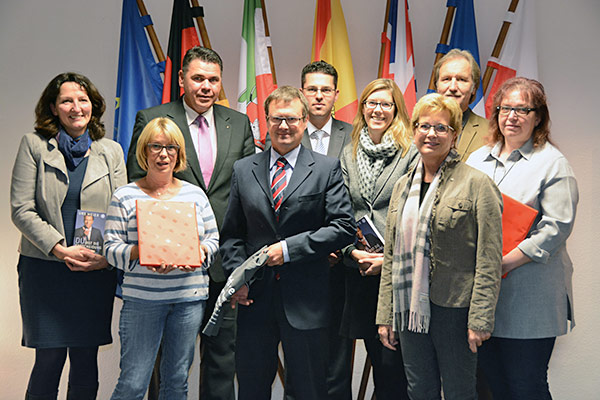 Foto: Michael Figge (M.) und Tobias Icke (M. hinten) von Remondis Aqua GmbH und Co. KG hatten Geschenke dabei: 40 000 Euro hat das Unternehmen an Sekundarschule, Realschule und Gymnasium gespendet. Das Geld kommt der medialen Ausstattung der Schulen zugute. Über die Finanzspritze freuten sich Monika Steinbrecher (v.l.), Lehrerin der Realschule, Maria Artmann, 1. Vorsitzende des Fördervereins der Realschule, Eva Graß-Marx, kommissarische Leiterin Sekundarschule, Christiane Dammberg, 1. Vorsitzende des 