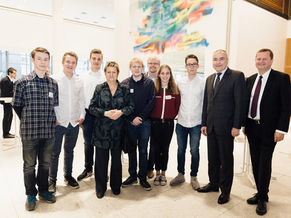 Foto: NRW-Schulministerin Sylvia Löhrmann mit den Schülern des Selmer Gymnasiums bei der genossenschaftlichen Schülerfirmenmesse.