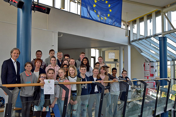 Foto: Das SGS um Schulleiter Ulrich Walter (l.) wurde nach 2011 erneut als Europaschule ausgezeichnet.