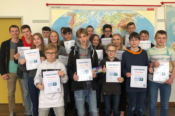 Foto: Urkunden für die Klassen- und Kurssieger beim Diercke-Geographie-Wettbewerb am SGS.