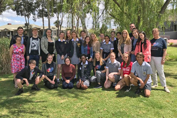 Foto: Gruppenbild mit Palme: Unsere Austauschgruppe 2019 in Australien.