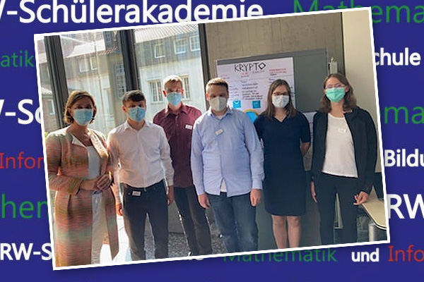 Foto: Sven Jockheck (Mitte) bei der Schülerakademie 2021 in Münster. NRW-Bildungsministerin Yvonne Gebauer (links) stand für persönliche Gespräche zur Verfügung.