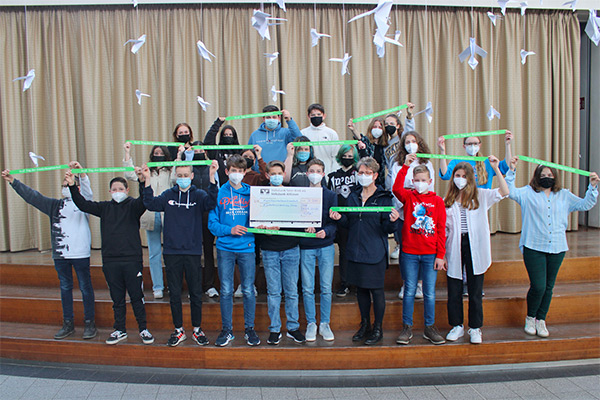 Foto: Durch Verkauf der grünen Bänder erzielten die SGS-Schülerinnen und Schüler einen Spendenbetrag von mehr als 2000 Euro, den sie Elisabeth Krechtmann vom AKHD Lünen (Bildmitte) überreichen konnten.