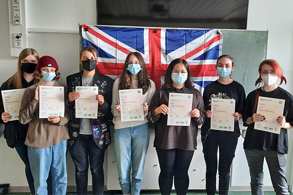 Foto: Können stolz auf sich sein: Die erfolgreichen Cambridge-Prüflinge mit ihren Zertifikaten.