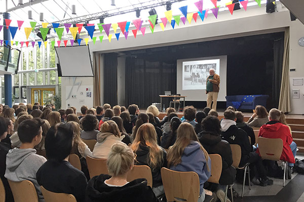 Foto: Premiere des blauen Sofas im Forum des SGS.