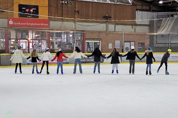 Foto Klasse 7b in der Eislaufhalle