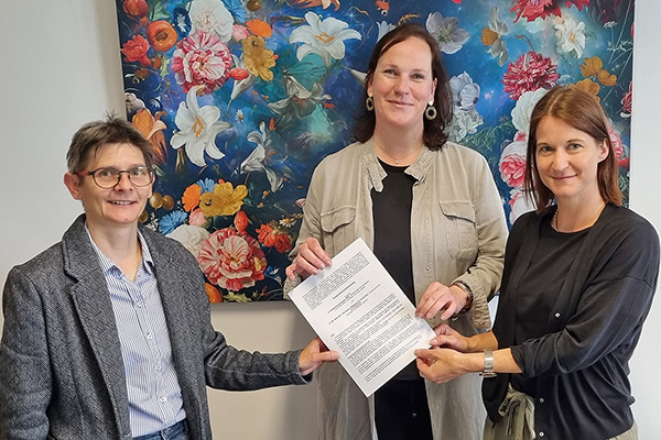 Foto: Bibliotheksleiterin Margit Breiderhoff mit Schulleiterin Viola Löchter und Lena Auverkamp.