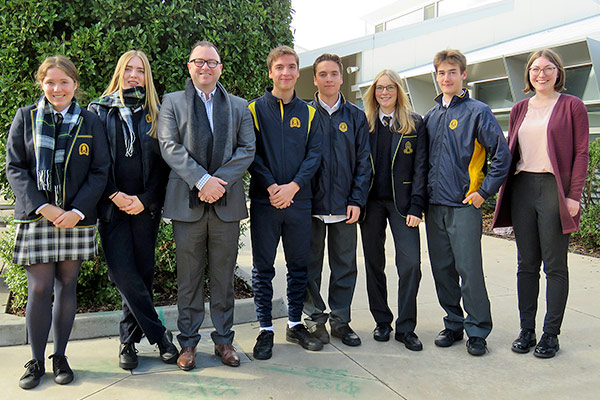 Foto: Unsere Schülergruppe in Schuluniform – mit Adrian Camm, dem Schulleiter der Westbourne Grammar School.