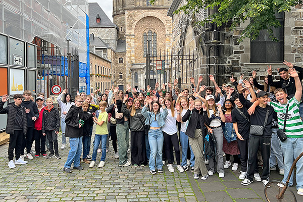 Foto: Unsere Reisegruppe vor dem Aachener Dom.