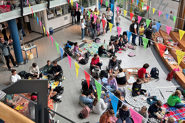 Foto: Ein großes Picknick im Forum des SGS.