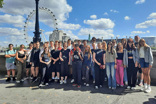 Foto: Gruppenbild vor der Londoner Skyline.