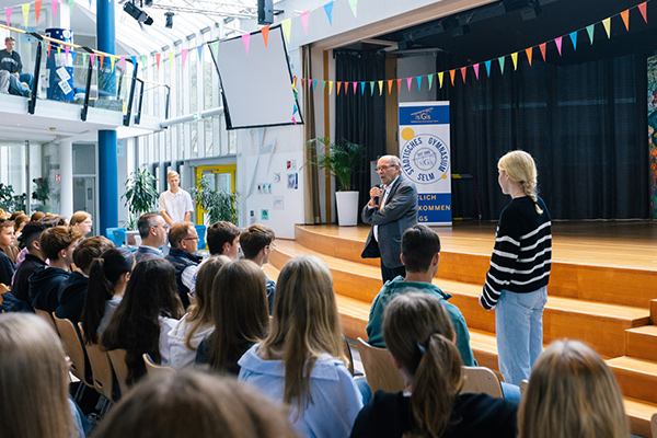 Foto: Rainer Schmeltzer stellte sich am Städtischen Gymnasium Selm spannenden Fragen der Schülerinnen und Schüler.