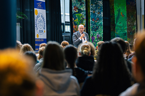 Foto: Rainer Schmeltzer stellte sich am Städtischen Gymnasium Selm spannenden Fragen der Schülerinnen und Schüler.