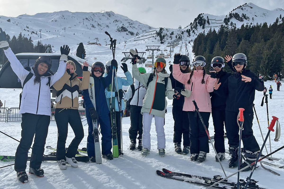 Einige Schülerinnen vor dem Lift.