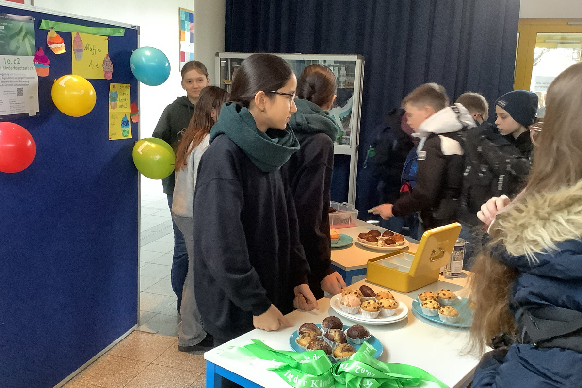 Verkaufsstand mit Kuchen und Muffins