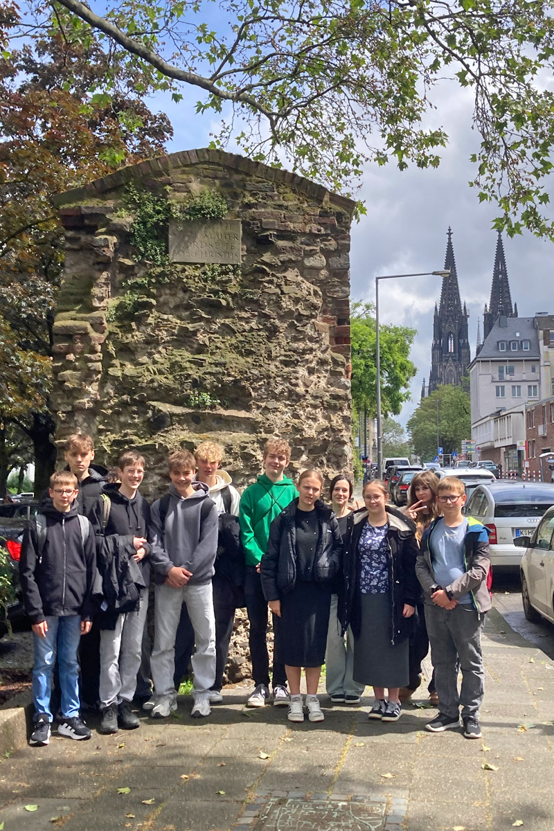 Unser Lateinkurs vor der antiken Stadtmauer.