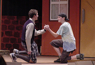 Foto: Spielen auf der Bühne die jungen Blutsbrüder: Oliver Maaßen (r.) und Fabian Schlücker (l.) (Probenaufnahme)