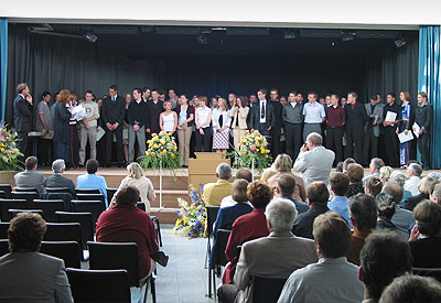 Foto: Zeugnisvergabe für den Abijahrgang 2002