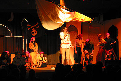 Foto: Moritz Timte ist Sindbad – und singt hier unter den Augen der Piraten um sein Leben…