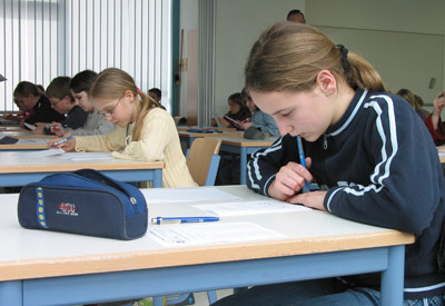 Foto: Rauchende Köpfe beim Känguru der Mathematik 2004