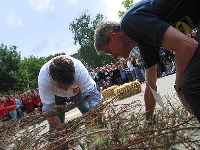 Foto: Schwedische Tannenbäume fielen vom Dach – Schwerstarbeit für Stufenleiter Peter Thrams und seine Kollegen beim Abi-Gag 2004