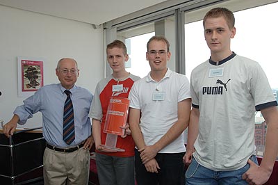 Foto: Stefan Aust (l.) gratulierte und überreichte den Preis für das „Beste Interview 2004/2005”