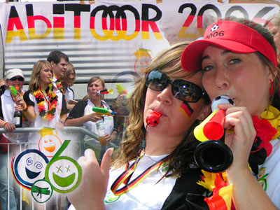 Foto: Abitooor 2006! - 13 Jahre bis zum Golden-Goal, so das Motto des diesjährigen Abi-Gags.