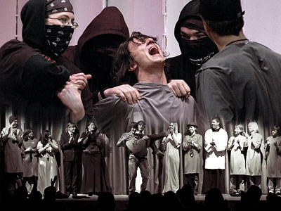 Foto: Die Schülerinnen und Schüler zeigten in zwei umjubelten Vorstellungen: Die Themen des Stücks von 1961 haben an Aktualität nichts verloren.