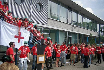 Foto: Der Abiturjahrgang 2007 verwandelte bei seinem Abigag den Schulhof in ein großes Krankenhaus. Motto: „Wir haben alles rausgeholt!“
