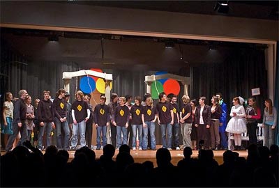 Foto: Freuen sich über ein begeistertes Publikum: Die Mitglieder des SGS Musical-Ensembles beim Schlussapplaus (Bild vom 23.11.)