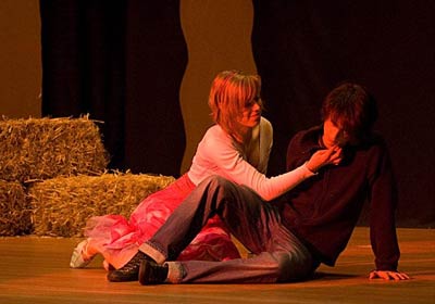 Foto: Frühlings Erwachen: Wendla Bergmann (gespielt von Linda Content) und Melchior Gabor (gespielt von Daniel Brudniewicz als) kommen sich näher…