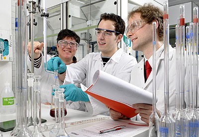 Foto: Tim Buscher (Mitte) war im Januar zu Gast bei LANXESS in Leverkusen